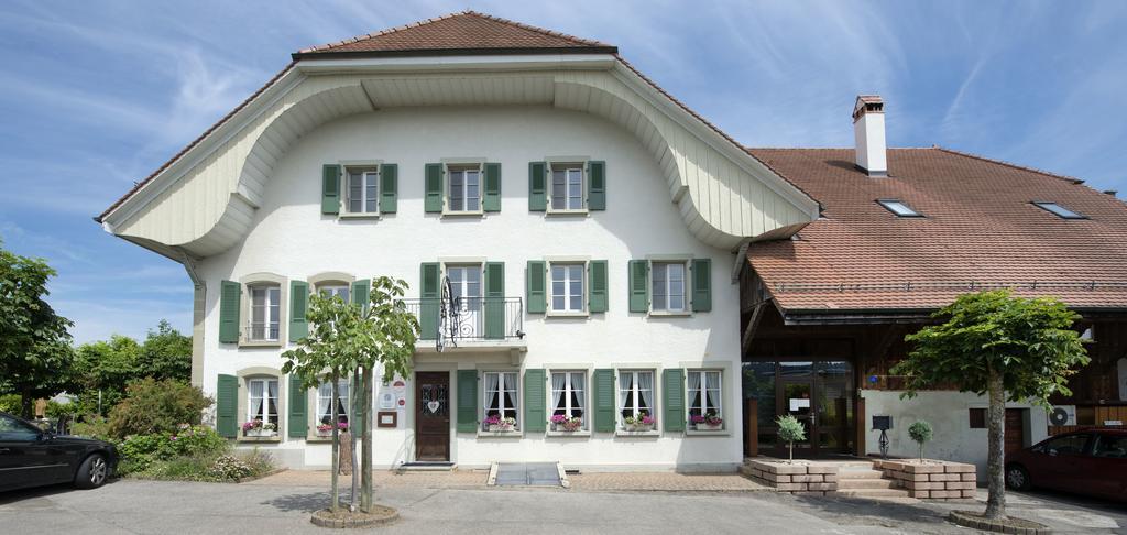 Auberge De La Croix Blanche Hotel Villarepos Exterior photo